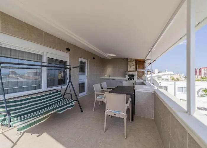 Spacious And Central Apartment Near Lara Beach In Muratpasa, Antalya