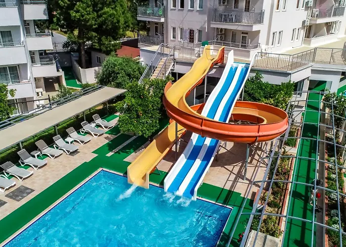 Catty Cats Garden Hotel Side
