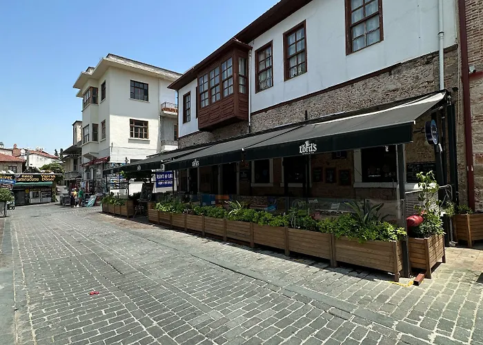 Pet friendly Lord'S Hostel & Pub Antalya