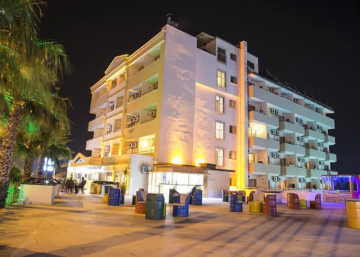 Side hotels near Monumental Fountain